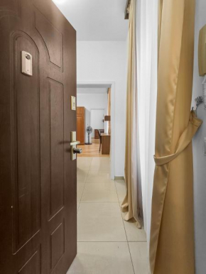 Two-Bedroom Balcony Retreat for 4 Near Millennium Tower